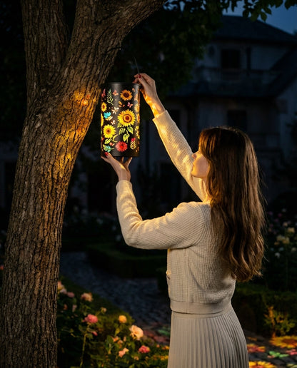 GlowGarden™ – Solcellslykta med Magiska Blomsterprojektioner